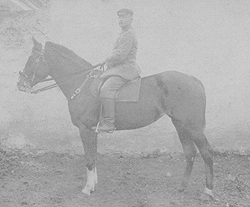 Heinrich Conrad Retzlaff mit seinem Pferd Herta